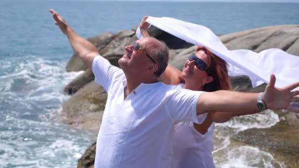 Elderly Couple With Outspread Arms at Sea Shore — 비디오