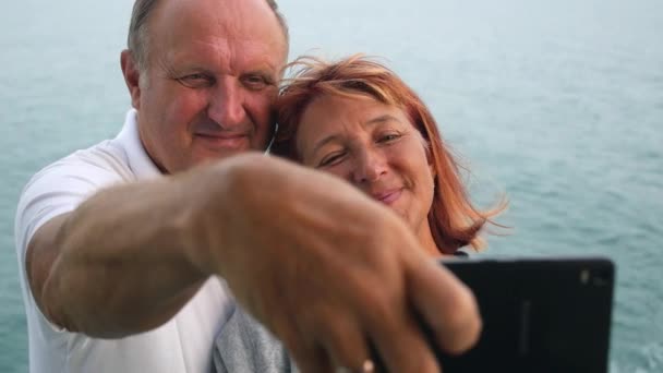 Couple aîné prenant Selfie par la mer — Video