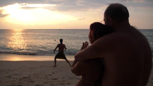 Ηλικιωμένο ζευγάρι απολαμβάνουν το ηλιοβασίλεμα πάνω από τη θάλασσα μαζί — Αρχείο Βίντεο