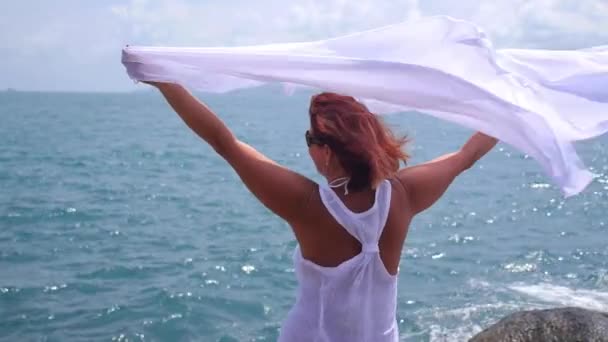 Felice donna anziana in bianco sulla spiaggia dal mare — Video Stock