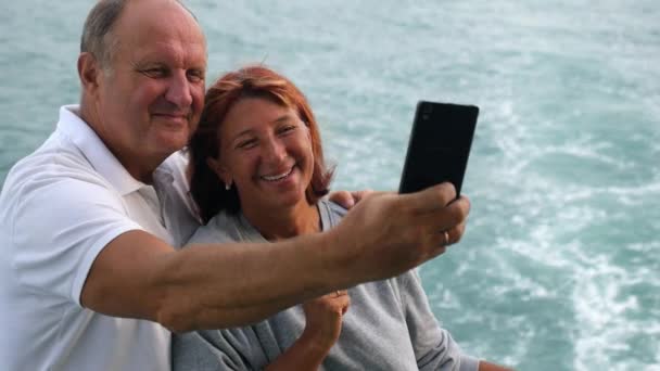 Idős pár vesz Selfie Smartphone vitorlázás a tengeren — Stock videók