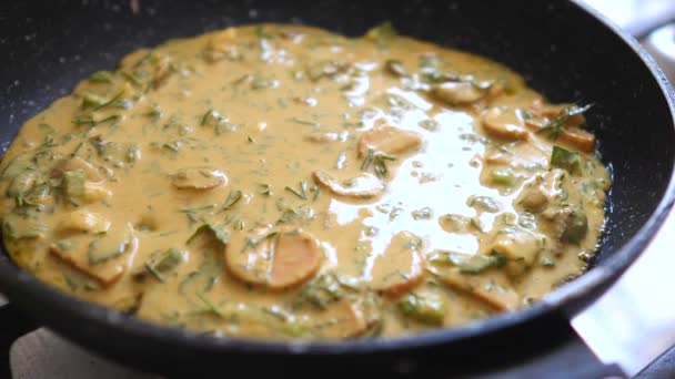 Gluténmentes Csicseriborsóliszt Palacsinta. Vegán omlett főzés a Pan. — Stock videók