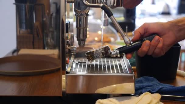 Barista Lavado de prensa de café Tamper en la máquina de café — Vídeos de Stock