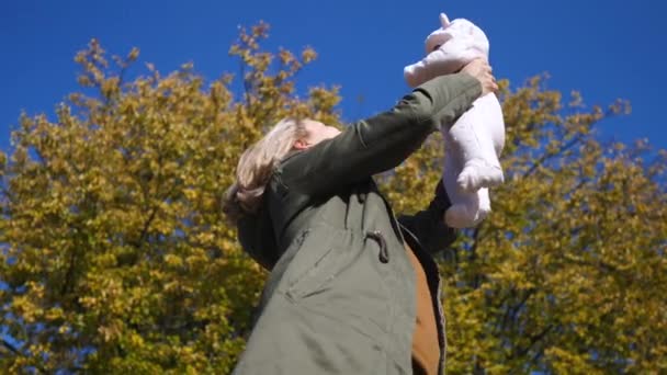 Lycklig kärleksfull mor håller sitt barn utomhus — Stockvideo