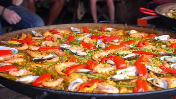 Kuchař vaření Paella rýže jídlo ve velkém wok — Stock video