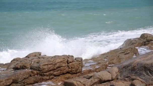 Cliffed Shore com ondas do mar. Movimento lento . — Vídeo de Stock