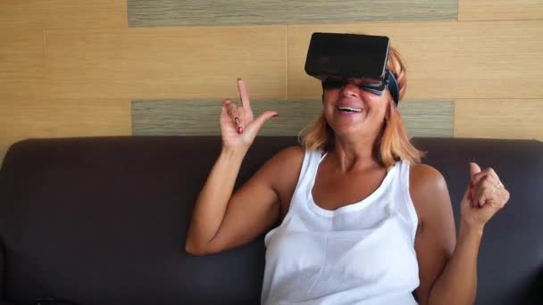 Femme sénior excitée dans les lunettes VR — Video