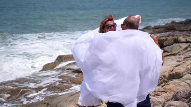 Casal Sênior Abraçando em Sea Shore — Vídeo de Stock