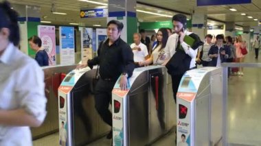 Metrodaki bilet kapısından geçen bir sürü insan. Bangkok, 12 Mayıs 2017.