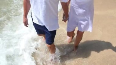 Romantik Son Sınıf Çifti Kumsalda El ele tutuşuyor