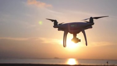 Kumsalda Gün Batımına Karşı Quadrocopter Drone