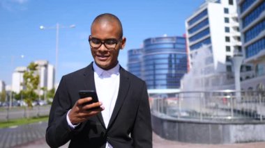 İş, Teknoloji ve İnsanlar Konsepti. Akıllı Telefonlu Gülümseyen İş Adamı.
