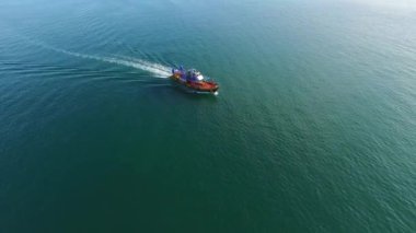 Hava: Tropikal Denizde Yelkenli Tekne