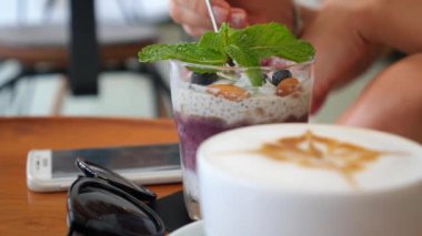 Cafe 'de Chia Pudding yiyip kahve içiyorum. Superfood Konsepti
