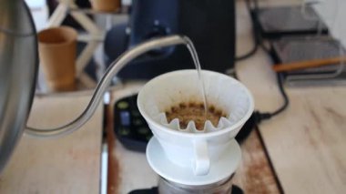 Buharı tüten filtre damlalarıyla demlenmiş kahve yapmak