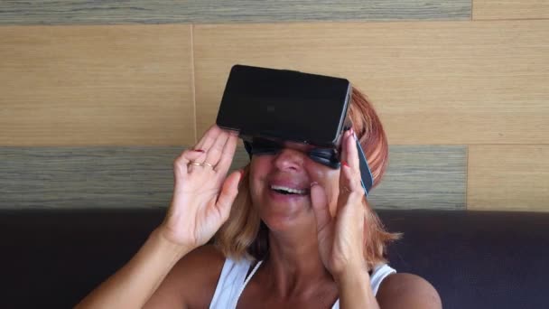 Mujer de mediana edad feliz en gafas VR — Vídeo de stock