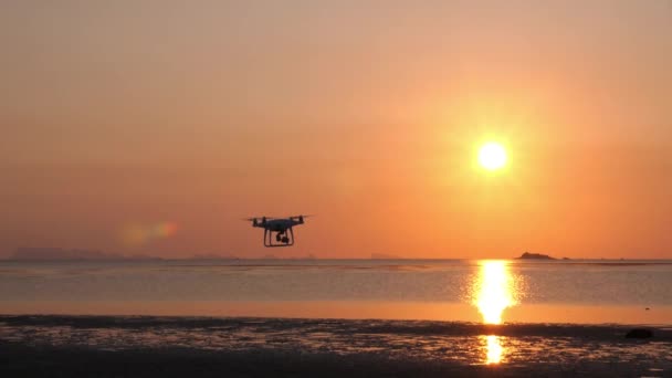 Quadrocopter-Drohne mit Fernbedienung bei Sonnenuntergang — Stockvideo