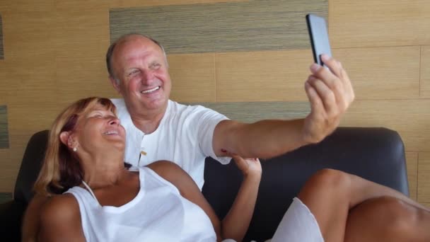 Pareja de mediana edad tomando selfie con teléfono inteligente — Vídeos de Stock