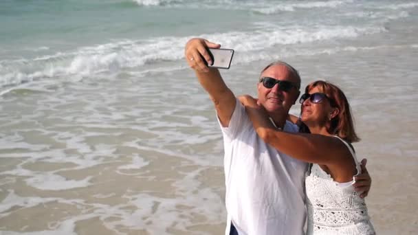Casal de meia-idade tomando selfie com telefone celular na praia — Vídeo de Stock