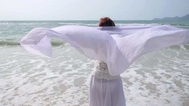 Lifestyle: Frau mittleren Alters in weißen Kleidern am Strand — Stockvideo