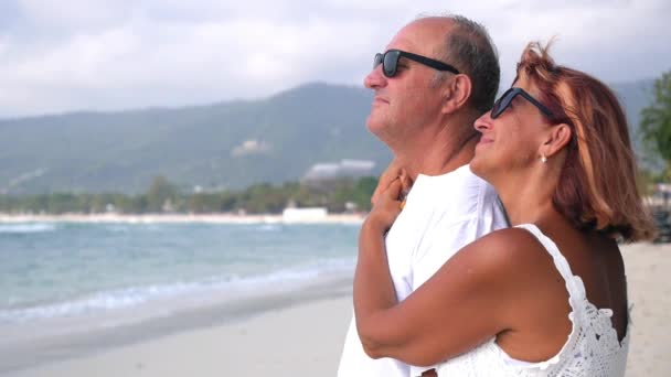 Couple d'âge moyen amoureux sur la plage en vacances — Video