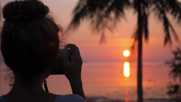 Női fotózás Sunset Over the Sea — Stock videók