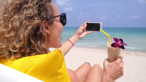 Güzel Genç Kadın Sahilde Selfie Çekiyor — Stok video