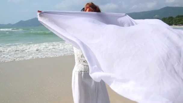 Mulher de meia-idade em roupas brancas Aproveitando a praia — Vídeo de Stock