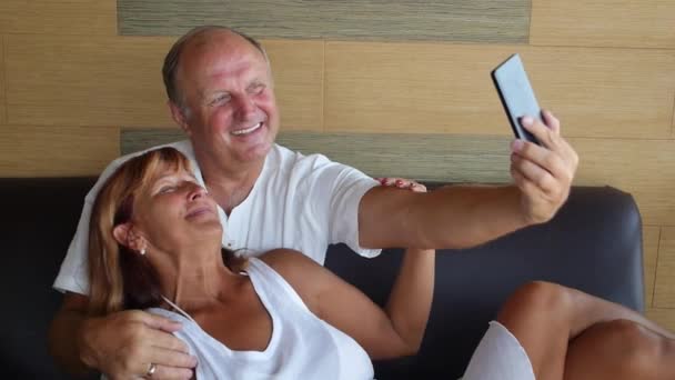 Pareja mayor tomando selfie con teléfono móvil — Vídeos de Stock