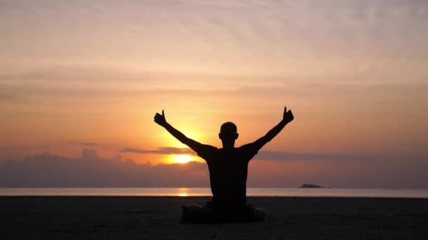 Männer machen Yoga bei Sonnenuntergang am Strand — Stockvideo