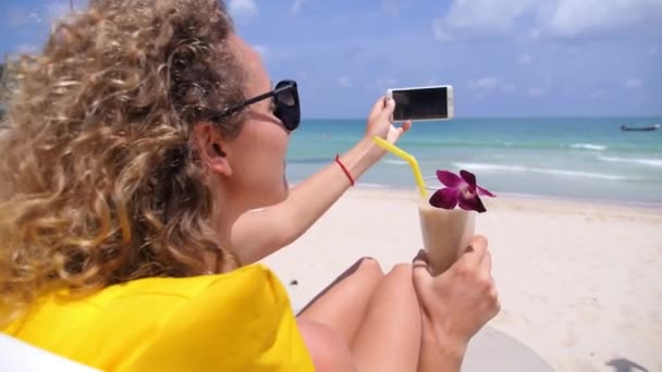 Ragazza che prende selfie dal telefono cellulare in vacanza al mare . — Video Stock