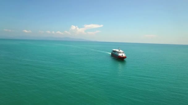 Вид сверху с воздуха: Парусный спорт в море — стоковое видео