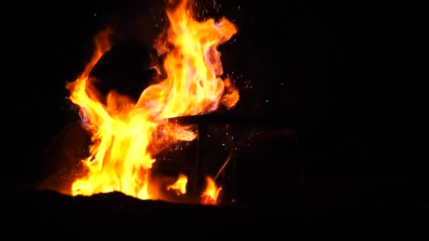 暗闇の中で燃え上がる炎。スローモーション. — ストック動画