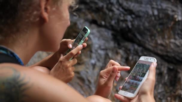 Femmes utilisant un téléphone intelligent à l'extérieur — Video