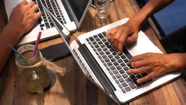 Фрилансеры, использующие портативный компьютер в кафе "Coworking" — стоковое видео