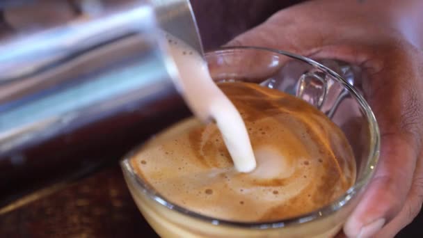 ラテコーヒーにミルクを入れるバリスタ。コーヒー・アート・クローズアップ — ストック動画