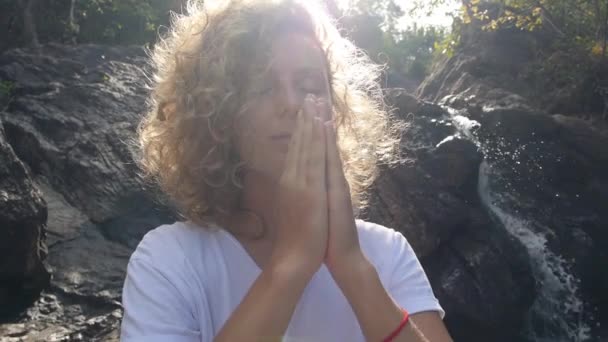 Kobieta modli się w Namaste Gesture i ćwiczy jogę — Wideo stockowe