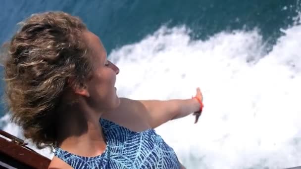Молодая женщина плавает на яхте в море на отдыхе — стоковое видео