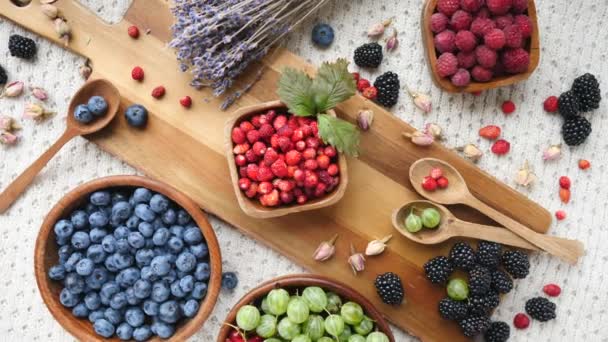 桌面上的混合浆果的顶视图。 健康的健康饮食. — 图库视频影像