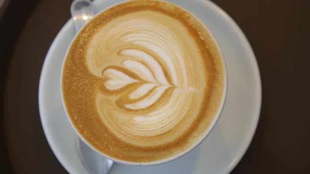 Närbild av varm kaffe Latte i White Cup på bordet — Stockvideo