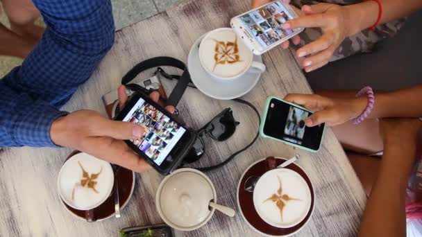 Mensen met behulp van slimme telefoons in Cafe met Koffie — Stockvideo