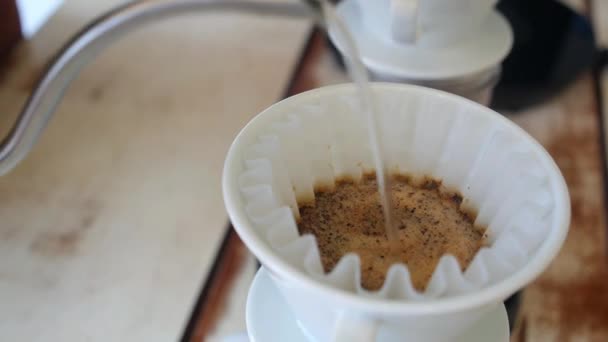 バリスタコーヒーショップで濾過コーヒーを準備する。閉鎖. — ストック動画
