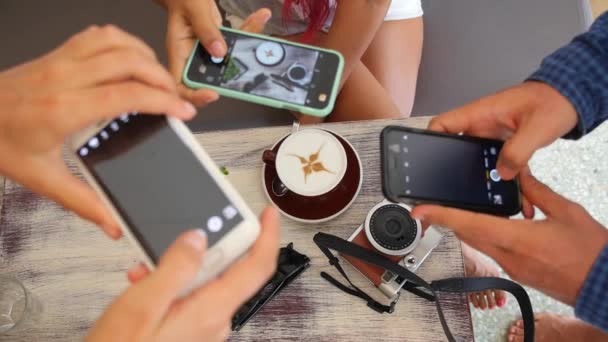 Hipster manos tomando fotos con el teléfono en la cafetería — Vídeo de stock