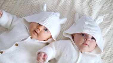 Yatakta birlikte dinlenen tatlı kızlar. İkizlerin Üst Görünümü.