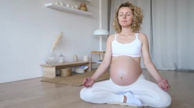 Hamile Kadın Yoga yaparken Evde Meditasyon Yapıyor.
