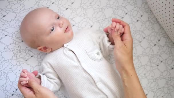 Madre mani che tengono le mani del suo bambino — Video Stock