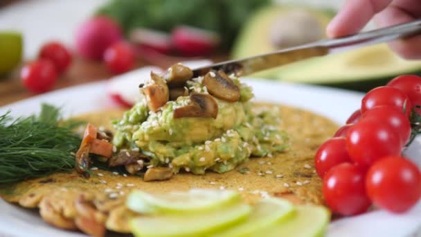 Šíření Avocado Smash On Cickpea Palačinka. Zdravá Veganská omeleta. — Stock video