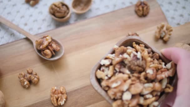 Hälsosam mat koncept. Handhållna valnötter i träskål. — Stockvideo