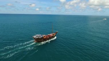 Mavi Deniz 'de Güneş Hücresi Bataryalı Turistik Tekne. Havadan.