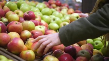 Kadın El Süpermarketten taze organik elmalar alıyor. Yakın çekim..